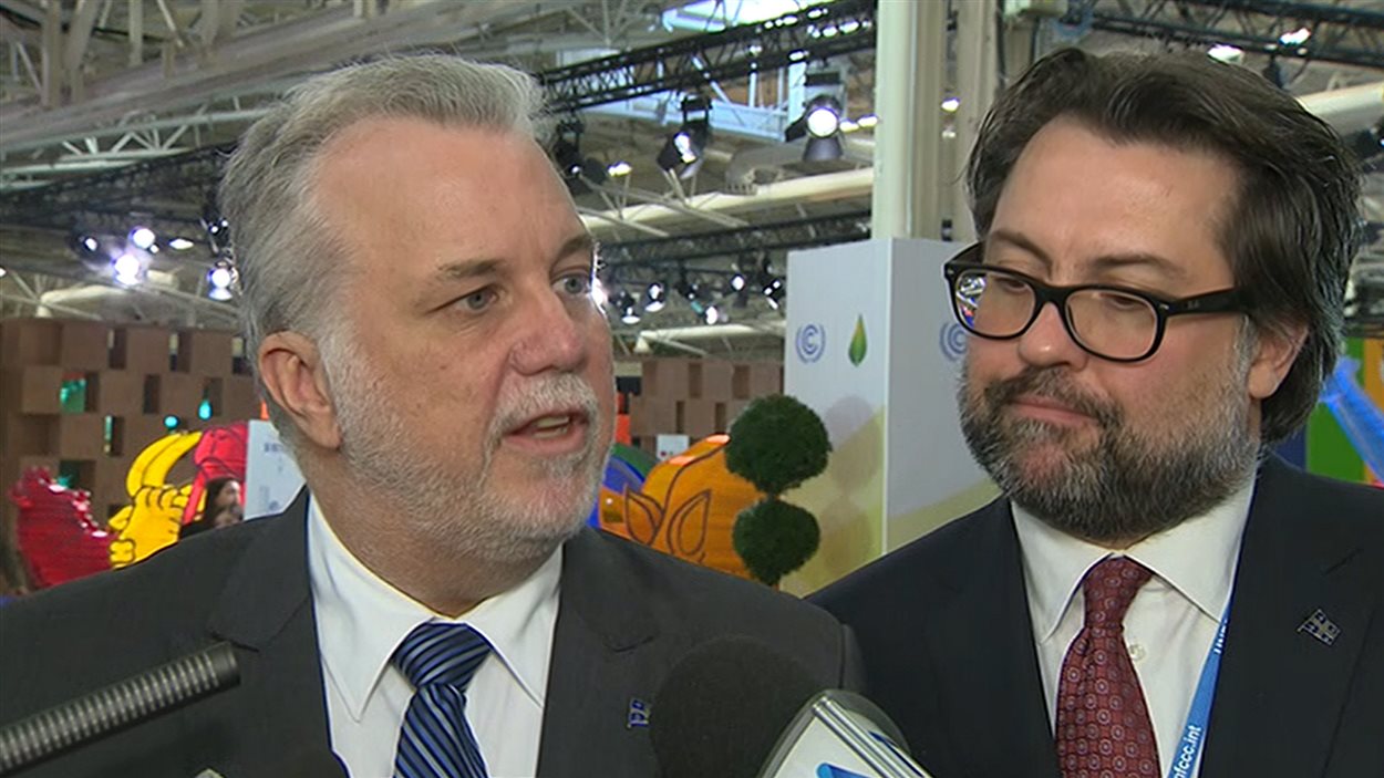 Le premier ministre du Québec, Philippe Couillard, et le ministre de l'Environnement, David Heurtel, à Paris, le 9 décembre
