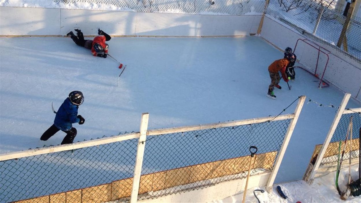 Les enfants du quartier se rassemblent sur la patinoire de Maxime Goulet