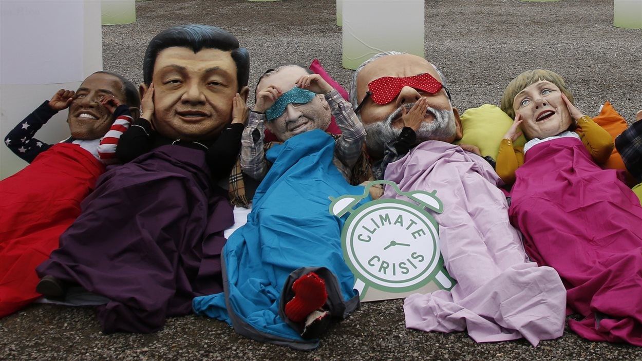 Des militants de la lutte contre la pauvreté d'Oxfam affublés de masques représentants de grands leaders mondiaux à la conférence sur le climat à Paris