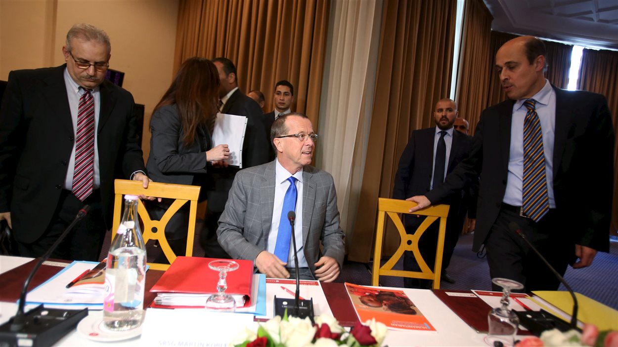 Le commissaire des Nations Unies Martin Kobler entouré des représentants des deux parlements rivaux en Libye le 11 décembre 2015. 