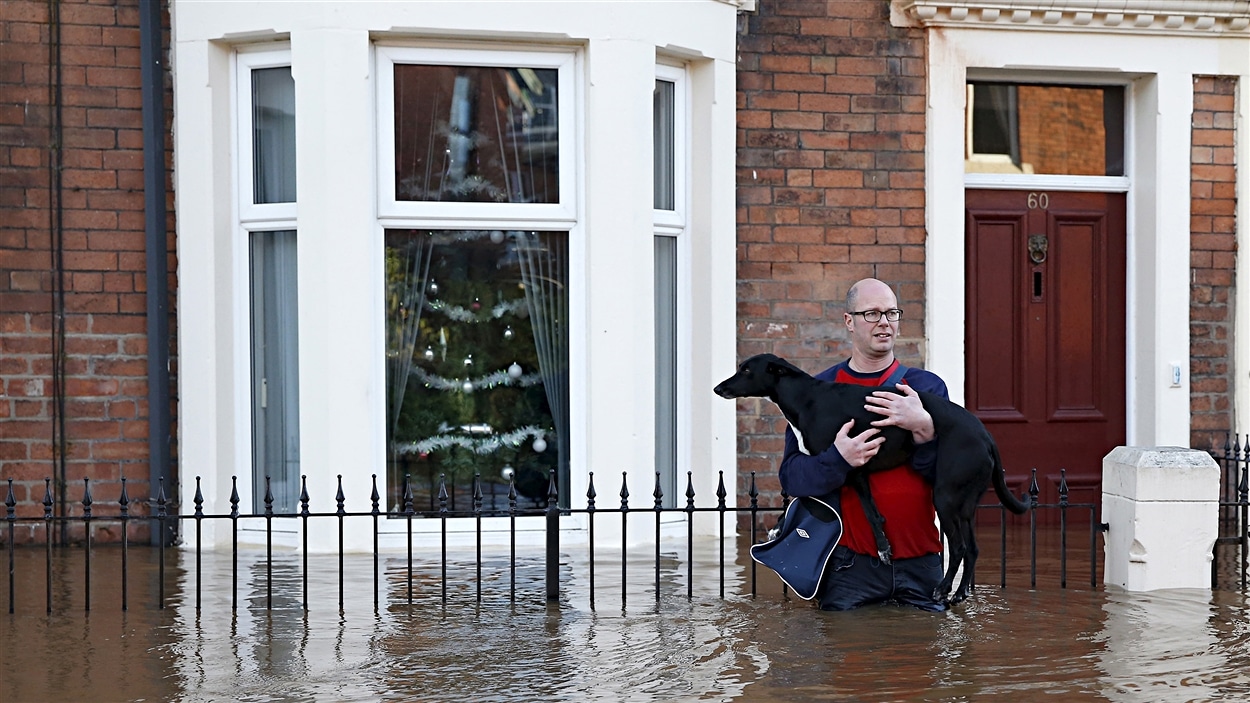 De fortes pluies ont causé des inondations à Carlisle en Grande-Bretagne en décembre 2015.