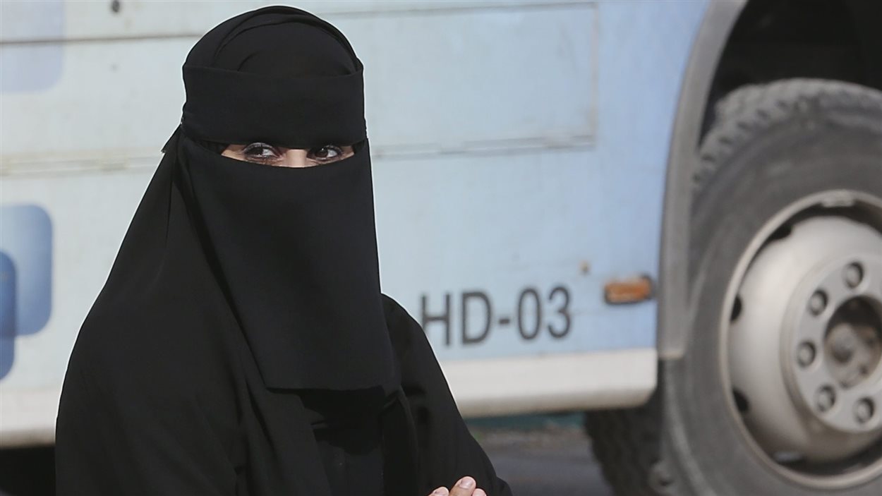 Une femme à la sortie des urnes, en Arabie Saoudite