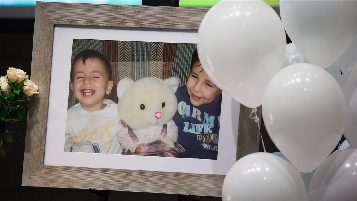 Une photo du petit Alan et de son frère Galip Kurdi exposée lors d'une cérémonie à leur mémoire et à celle de leur mère, tenue à Vancouver en septembre.