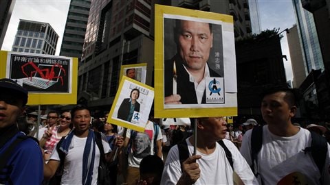 Des manifestants portent la cause de Pu Zhiqiang à Hong Kong.