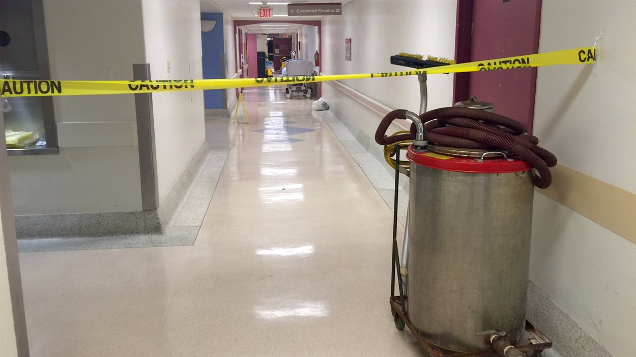 Cette photo montre un corridor de l'hôpital VG d'Halifax qui avait été inondé en septembre