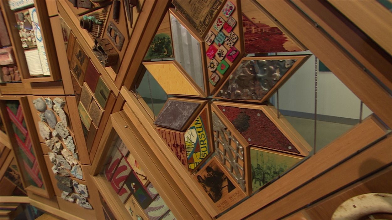 La Couverture des témoins est une grande installation artistique créée à partir de centaines d’objets récupérés auprès de pensionnats, d’Églises, de bâtiments gouvernementaux et d’autres structures d’un bout à l’autre du Canada.