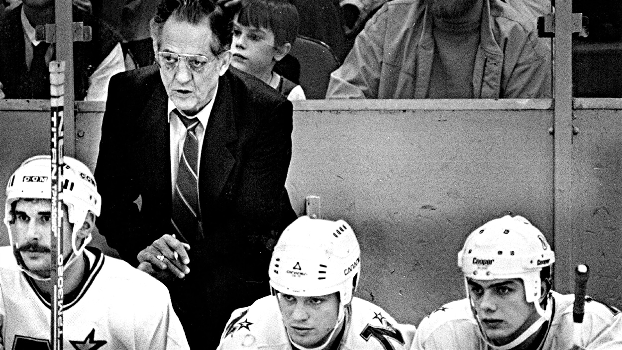 Glen Sonmor derrière le banc des North Stars en 1985