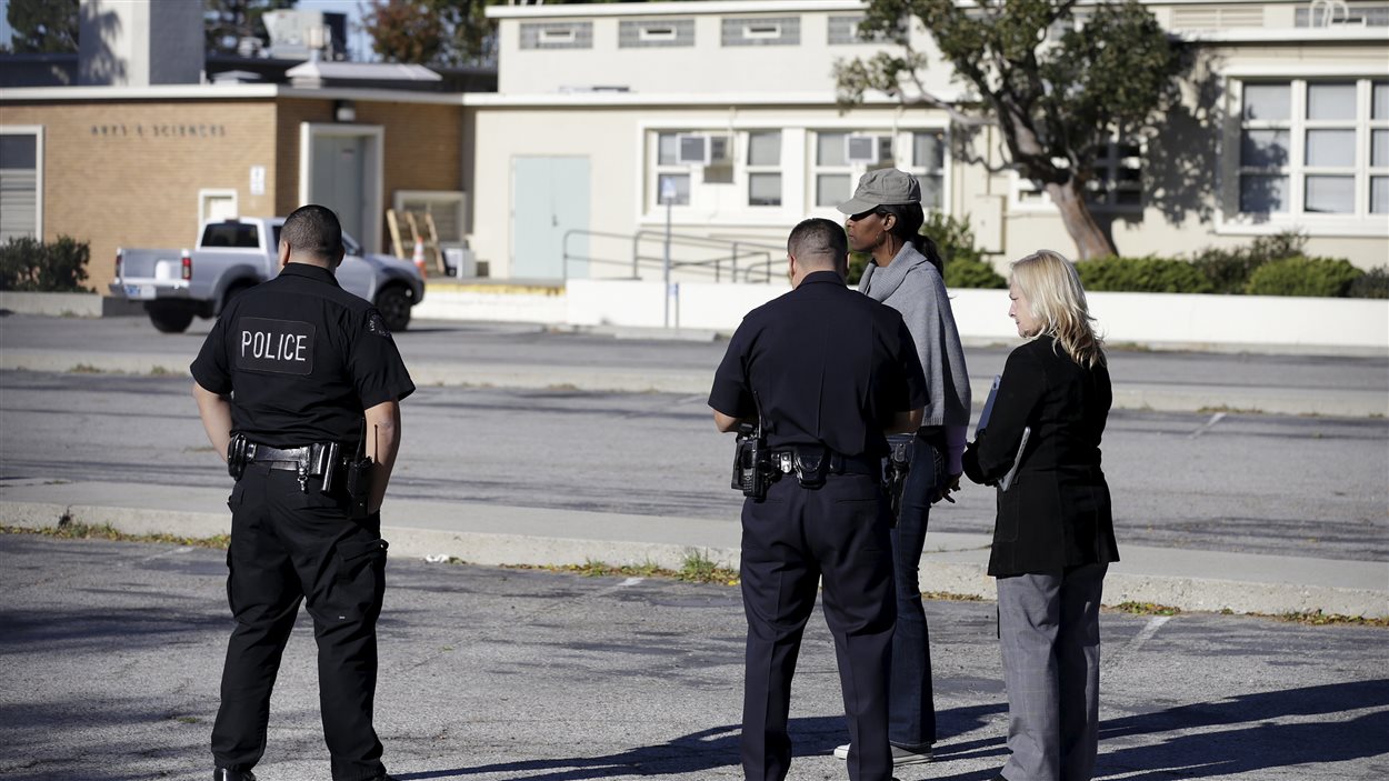 Des policiers et des employés de l'école Mark Twain à Los Angeles