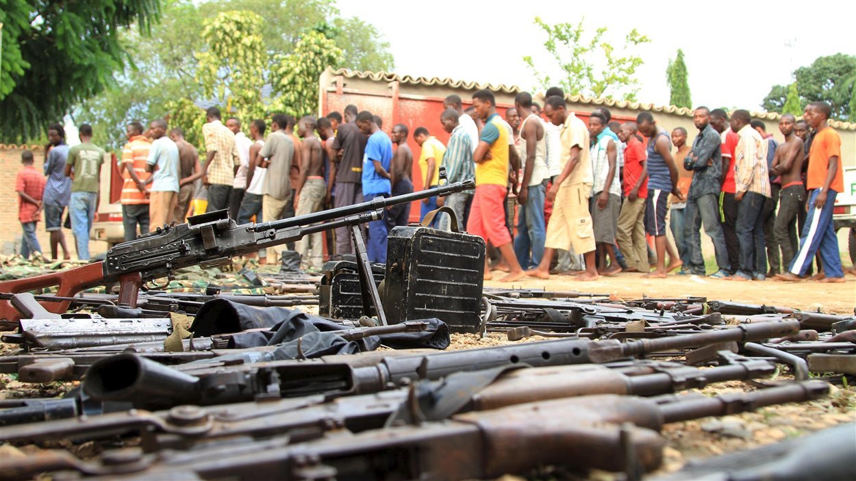 Des Burundais soupçonnés d'être des opposants au président lors de la découverte d'une cache d'armes. 