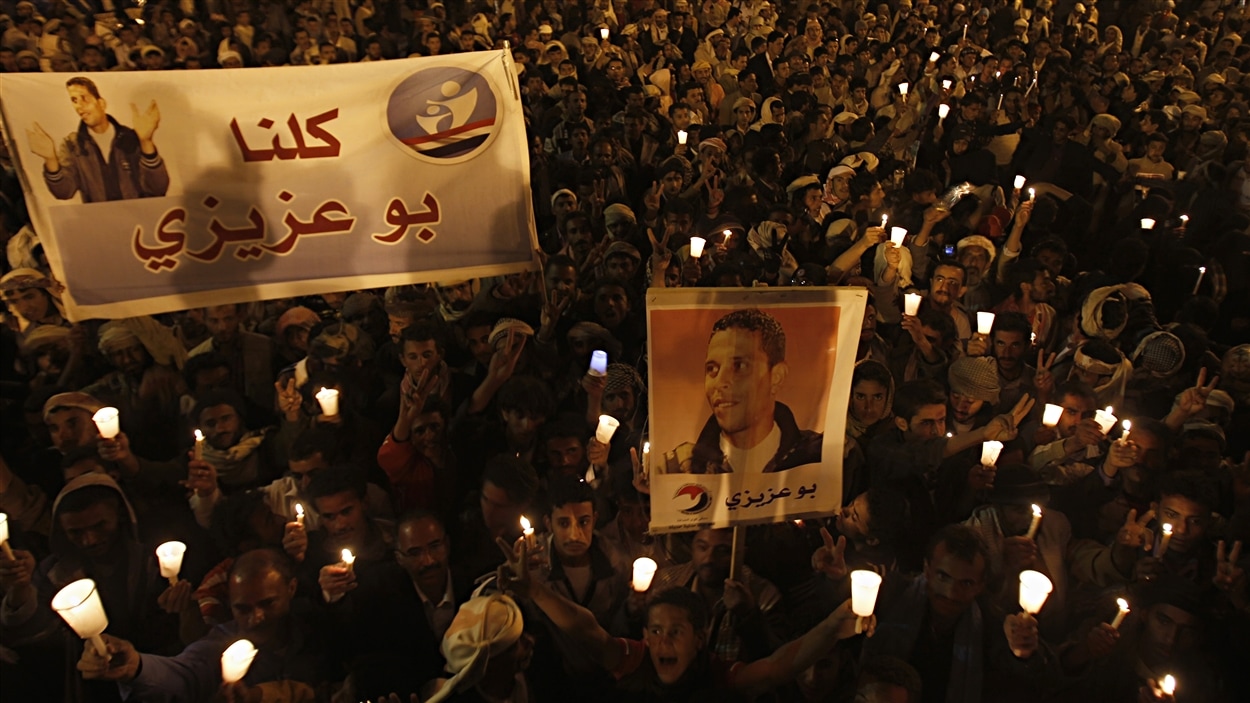 Des Tunisiens se remémorent la mort du jeune vendeur Mohamed Bouazizi qui s'est immolé par le feu le 17 décembre 2010.