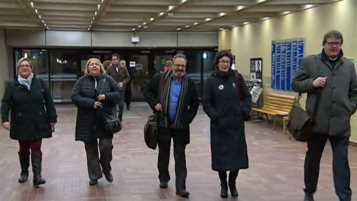 Les chefs syndicaux arrivant à la rencontre avec le ministre Coiteux.