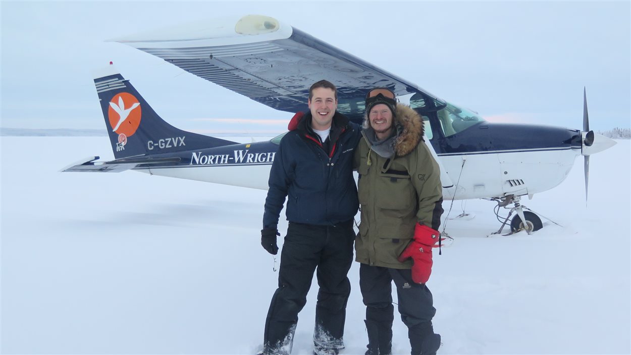 Kristoffer Glestad et le pilote devant l'avion