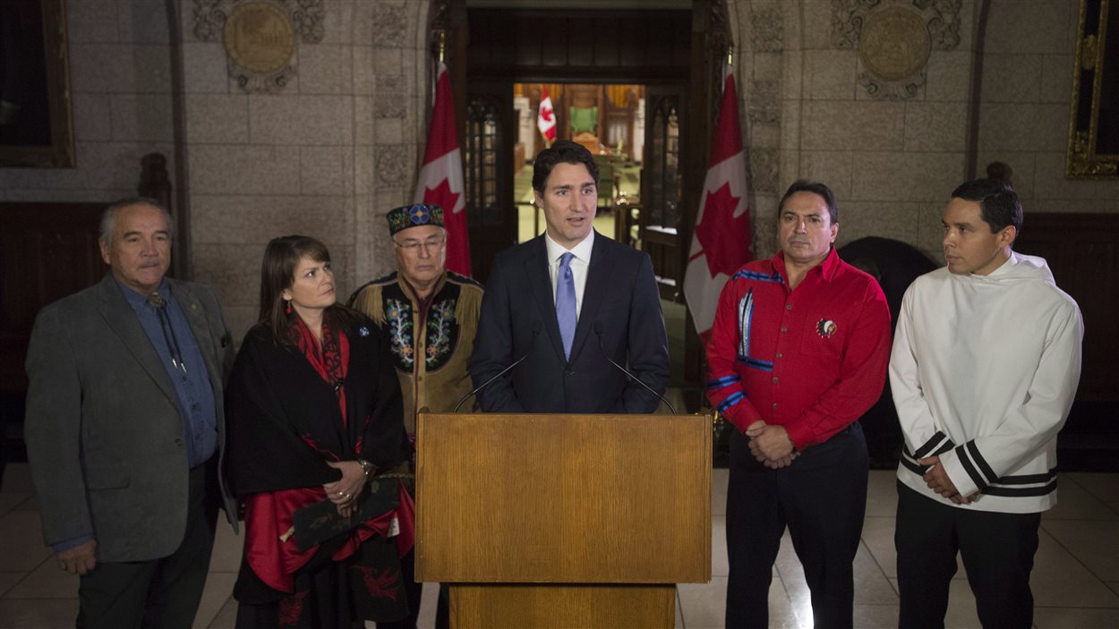 Le premier ministre Justin Trudeau en compagnie de leaders autochtones, à Ottawa