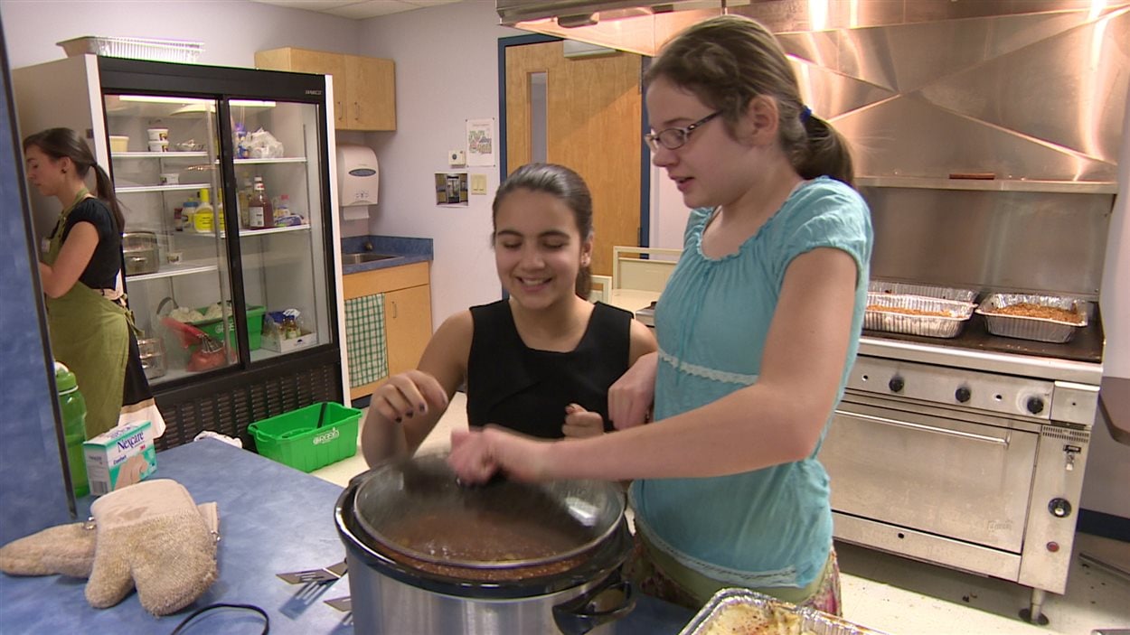 Des élèves du cours de cuisine de l'École Ducharme