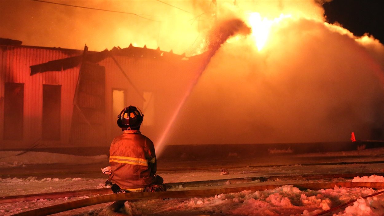 Ville de Saguenay - Un feu allumé dans un contenant incombustible muni d'un  couvercle pare-étincelles tels qu'une cuve, un foyer, un grill ou un  barbecue est autorisé lorsque le contenant se trouve