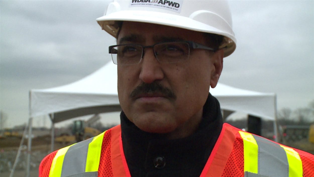 Le ministre fédéral de l'Infrastructure Amarjeet Sohi sur le chantier de construction du futur pont international Gordie-Howe