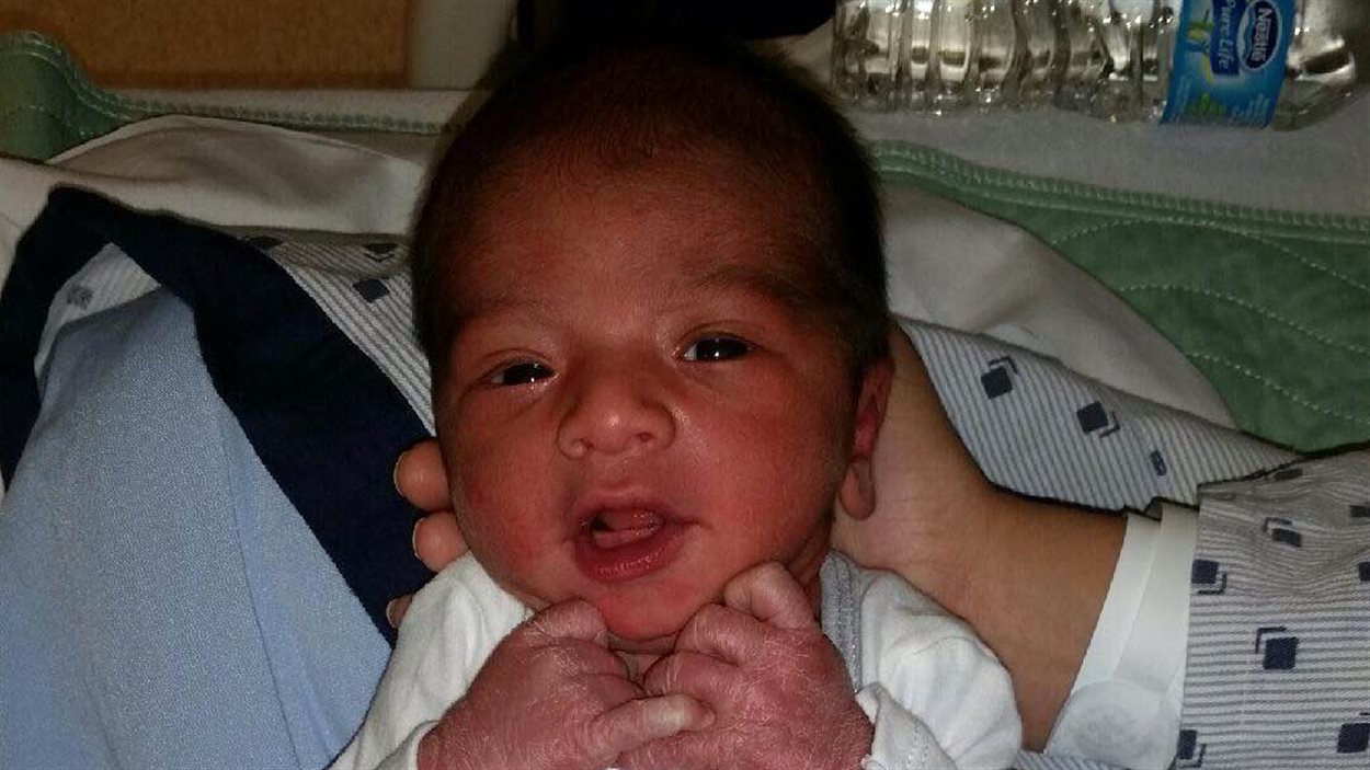 Le bébé de Bikram et Jaspreet Sandhu, qui n'a pas encore de nom, est venu au monde sur le bord de l'autoroute 33.
