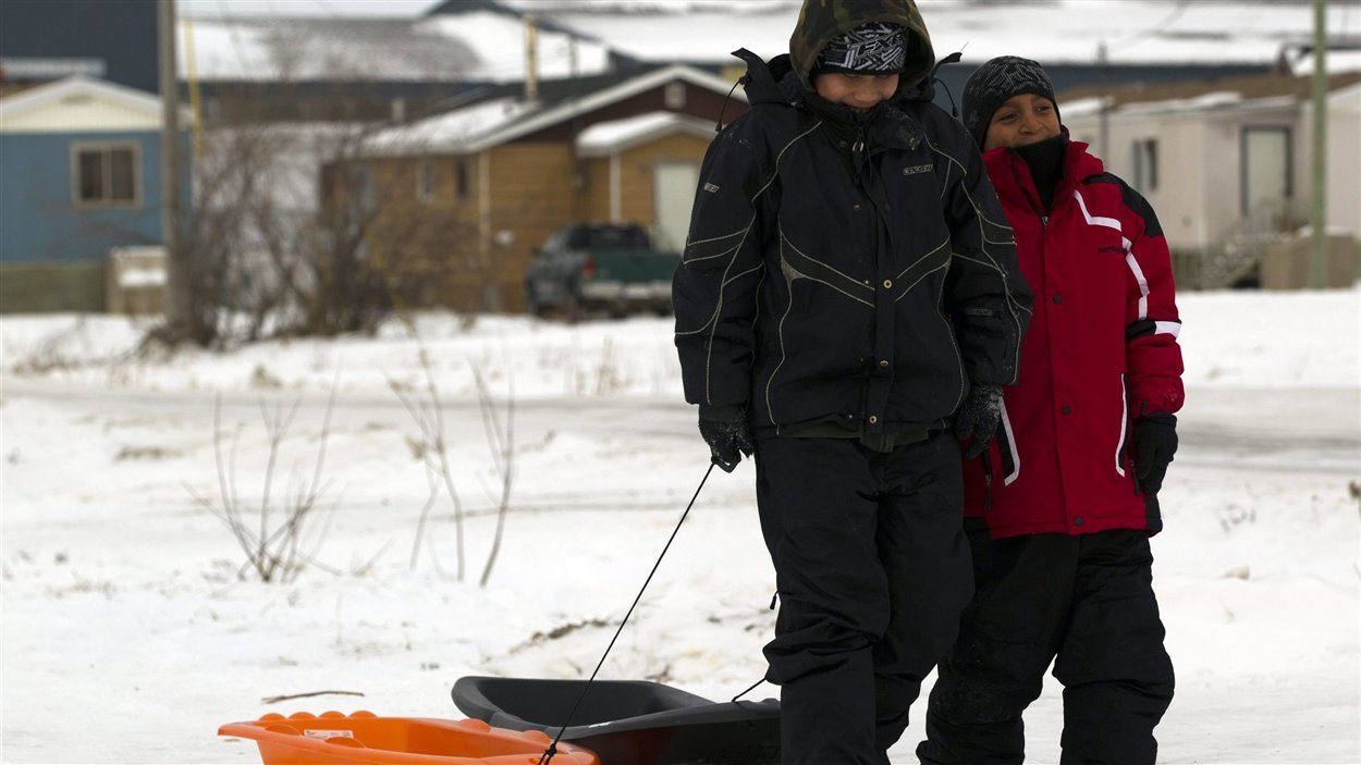 Des enfants dans la communauté autochtone d'Attawapiskat, en décembre 2011