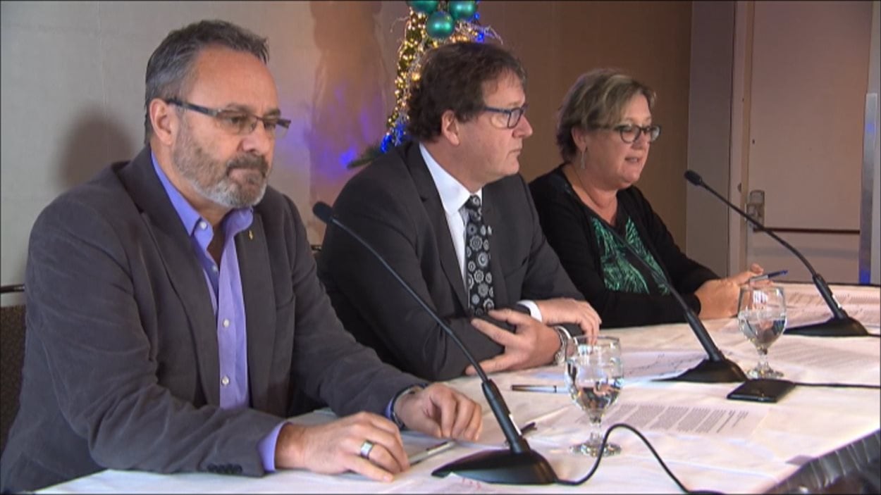 Les présidents de la FTQ, Daniel Boyer, de la CSN, Jacques Létourneau et du SISP, Lucie Martineau