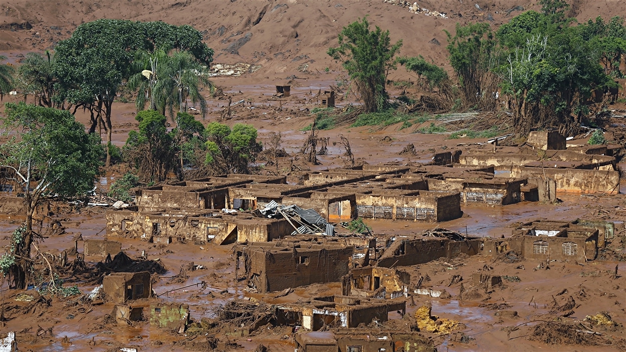 Le village de Bento Rodrigues au Brésil a été entièrement détruit par la coulée de boue du 5 novembre 2015.