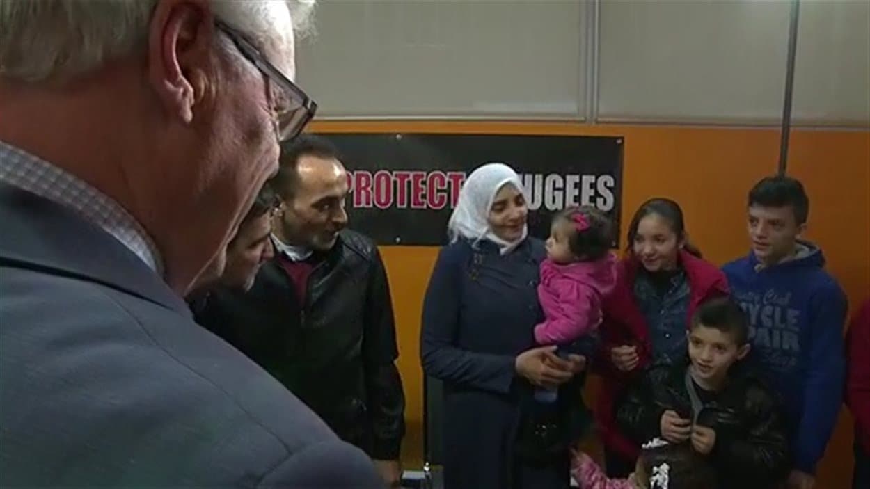 Greg Selinger, premier ministre manitobain, accueille la famille de Yaser Albakar, lundi. La famille de réfugiés avait fui la Syrie et vivait au Liban avant d'arriver à Winnipeg samedi.
