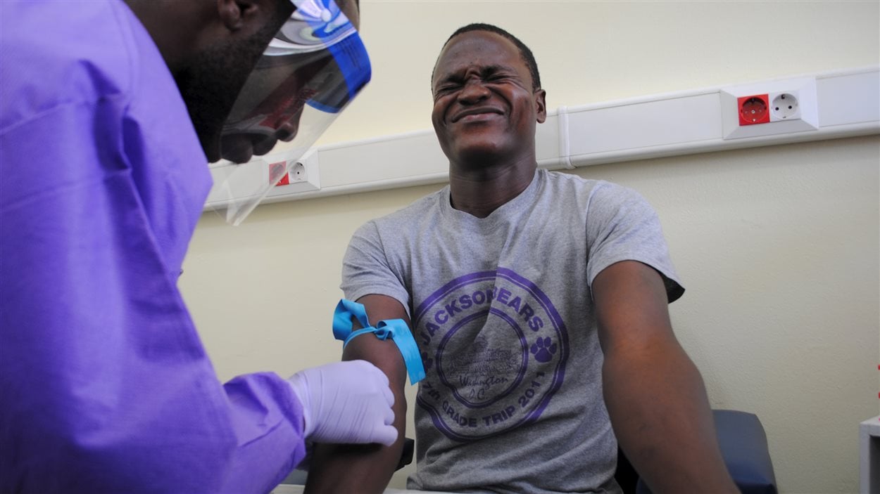 Prise de sang d'un survivant d'Ébola aux fins d'une étude à Monrovia, au Libéria.
