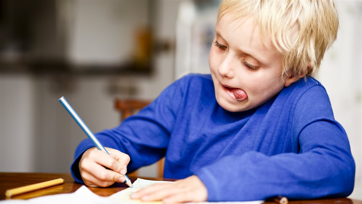 Un enfant écrit