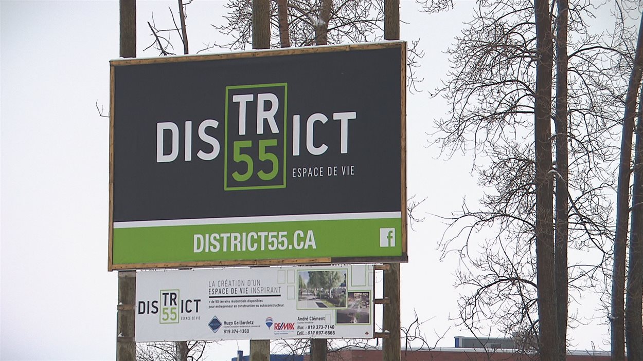 La pancarte du projet immobilier, District 55, à Trois-Rivières
