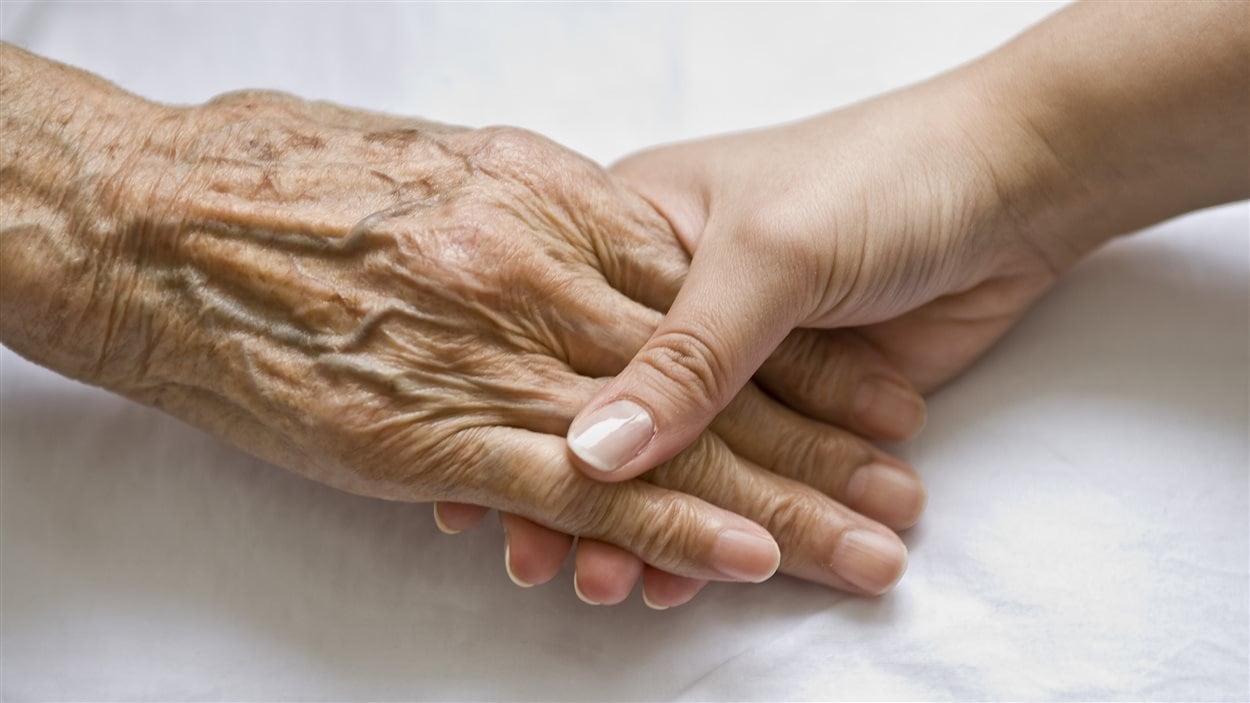 Mains d'une personne âgée et d'une personne jeune.