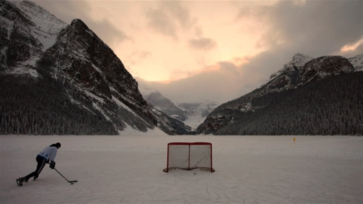 Un joueur de hockey sur patins au Lake Louise dans les Rocheuses canadiennes, dans l'ouest du Canada en décembre 2010. Cela pourrait bientôt être une chose du passé alors que le changement climatique progresse. (Shaun Meilleur / Reuters)