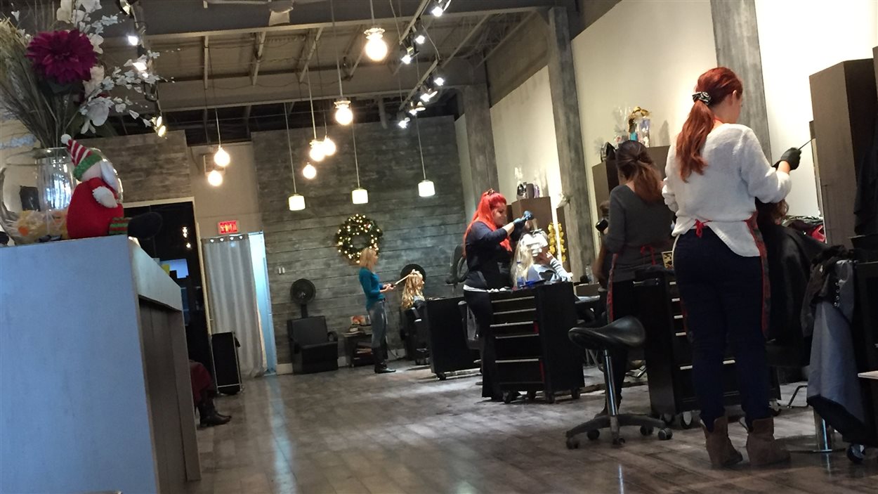 Salons de coiffure à noël : l'achalandage se transforme | radio-canada