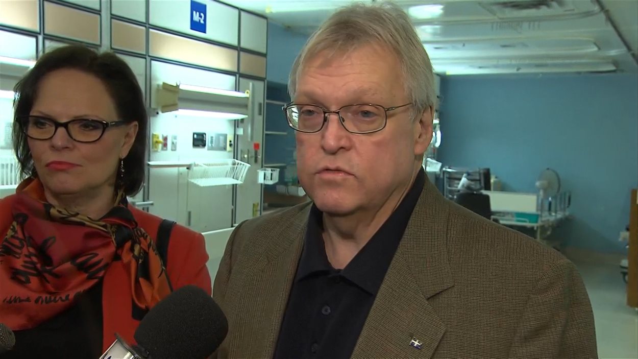 La ministre déléguée à la Réadaptation et à la Santé publique du Québec Lucie Charlebois et le ministre de la Santé Gaétan Barrette s'adressent aux médias le 26 décembre 2015 à l'ancien Hôpital Royal Victoria, à Montréal.