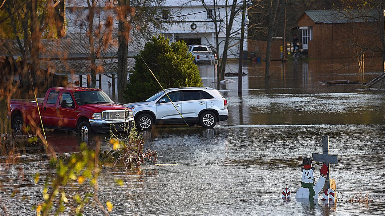 L'eau de crue de la rivière Chattahoochee submerge une rue à Columbia, en Alabama, le 25 décembre 2015.