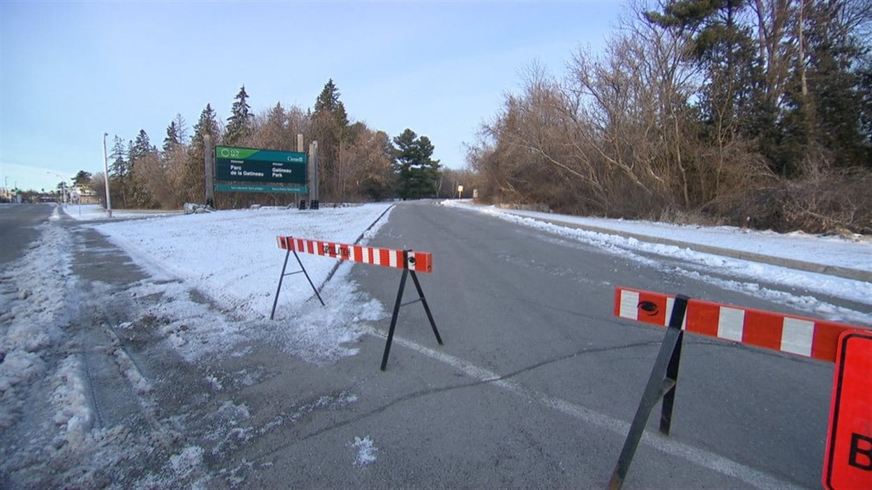 Des barrières interdisant l'accès à une voie d'accès du parc de la Gatineau.