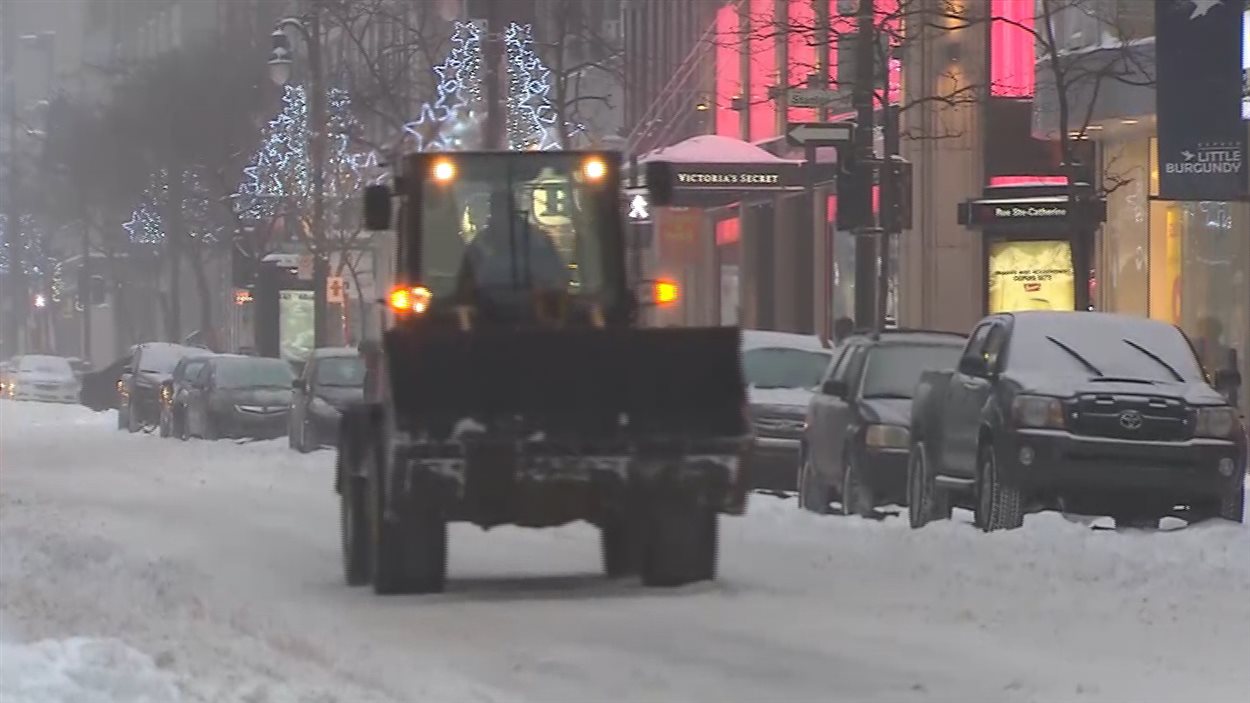 Les opérations de déneigement sont amorcées à Montréal.
