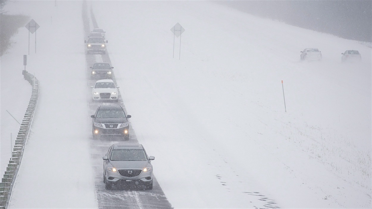 Des voitures au ralenti sur l'autoroute 40 près de Montréal le 29 décembre 2015.