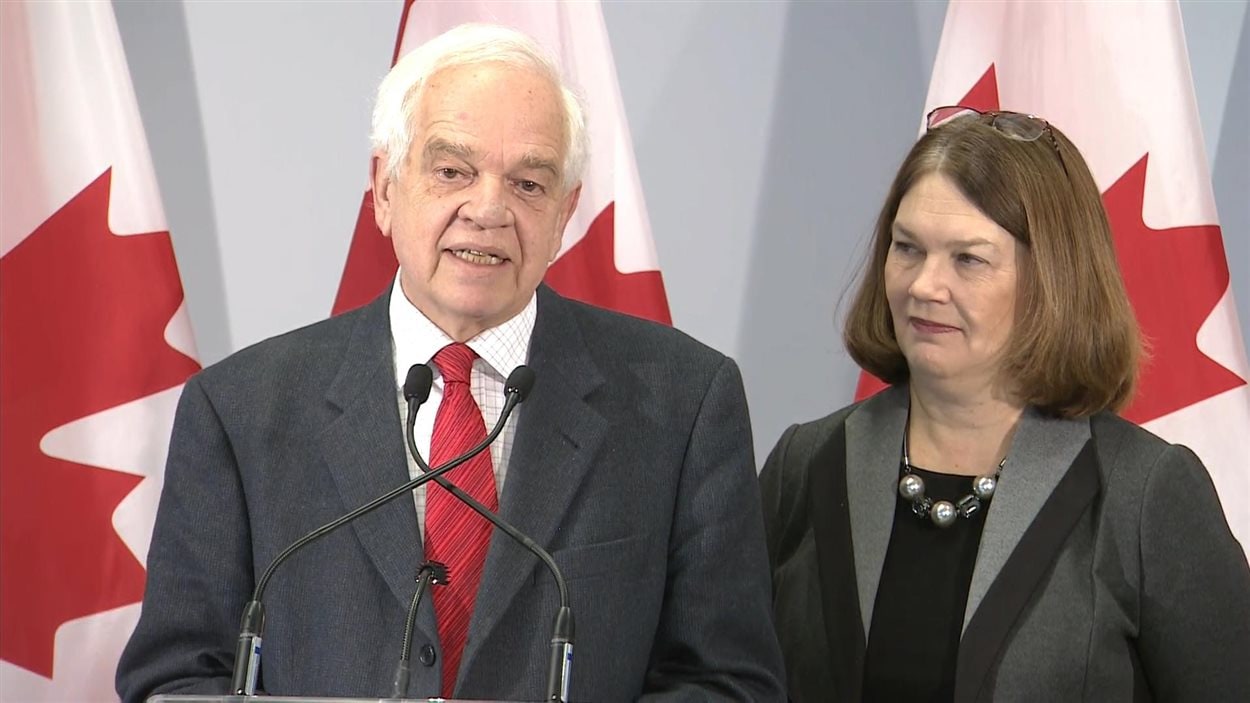 John McCallum, ministre de l'Immigration, des Réfugiés et de la Citoyenneté, et Jane Philpott, ministre de la Santé et présidente du Comité spécial chargé des réfugiés, lors d'une conférence de presse à Toronto le 31 décembre 2015.