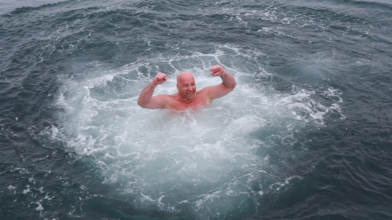 Byron Osmond a bravé le froid ce vendredi en plongeant dans l’eau glaciale de l'océan Atlantique à Portugal Cove, à Terre-Neuve-et-Labrador.