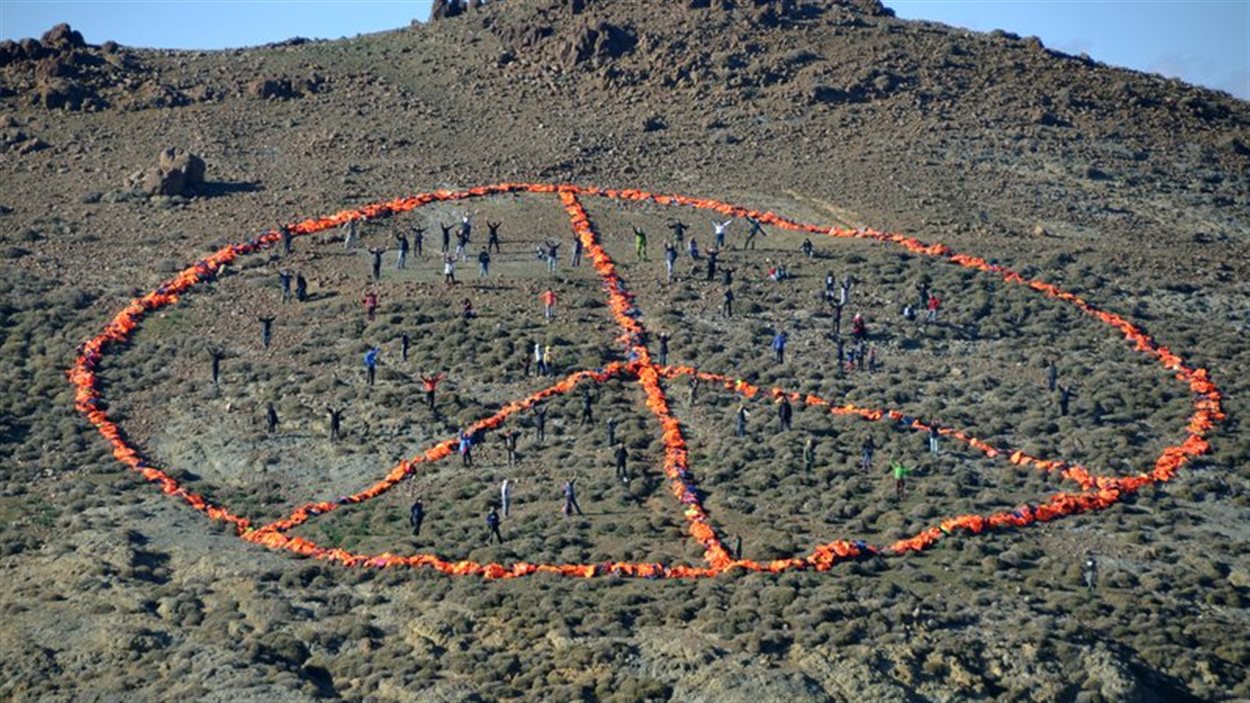 Un signe de paix formé des gilets de sauvetage de migrants