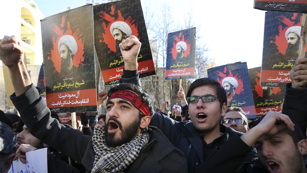 Des manifestants dénoncent l'exécution du cheikh Nimr Al-Nimr devant l'ambassade saoudienne, à Téhéran.