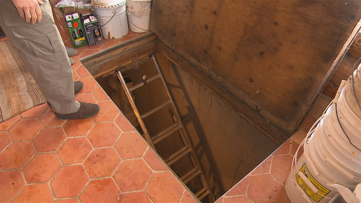 Une trappe permet d'accéder au caveau où sont entreposés les légumes pendant l'hiver