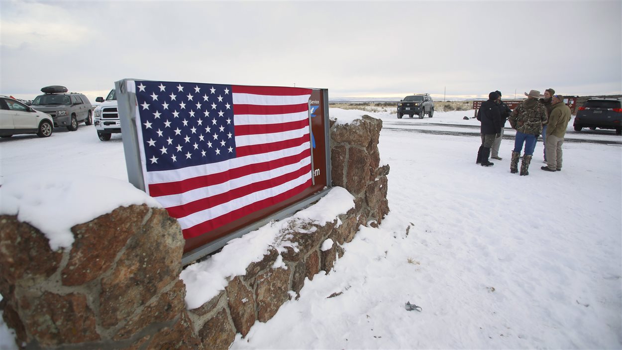 Des manifestants ont couvert l'entrée du Malheur National Wildlife Refuge, en Oregon, d'un drapeau américain.