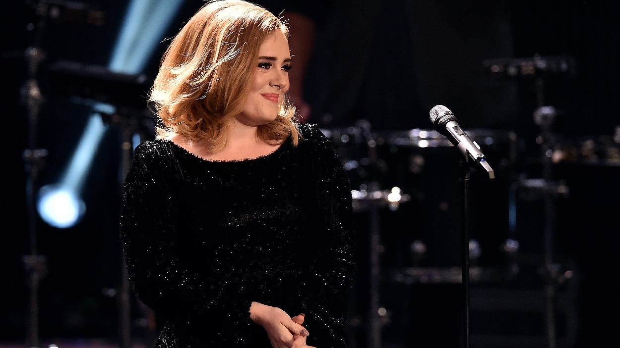 Adele enregistre les meilleures ventes annuelles depuis 2004 | Radio-Canada