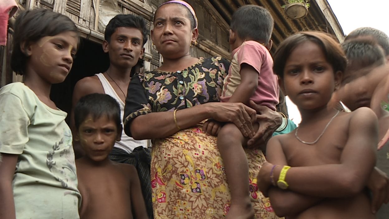 Naba Husson (deuxième à gauche) et sa famille vivent dans un camp dans la région de Rakhine.