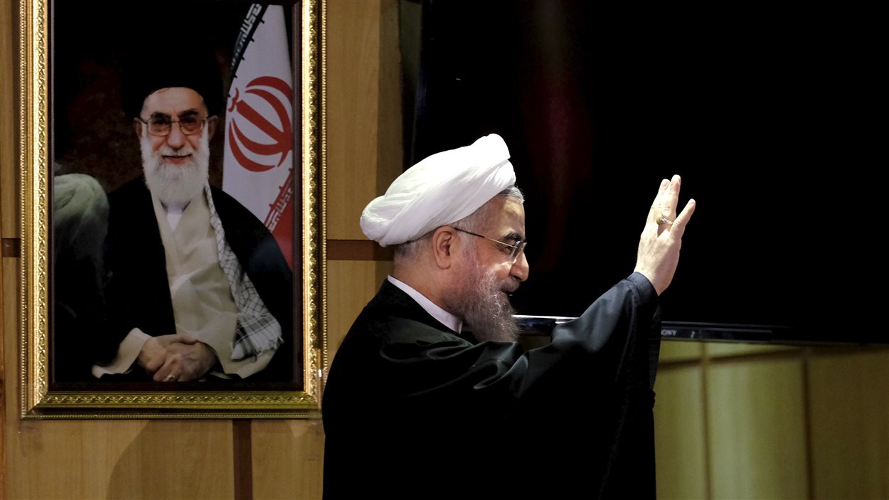 Le président iranien Hassan Rohani, devant un portrait du Guide suprême de la Révolution, Ali Khamenei (archives)