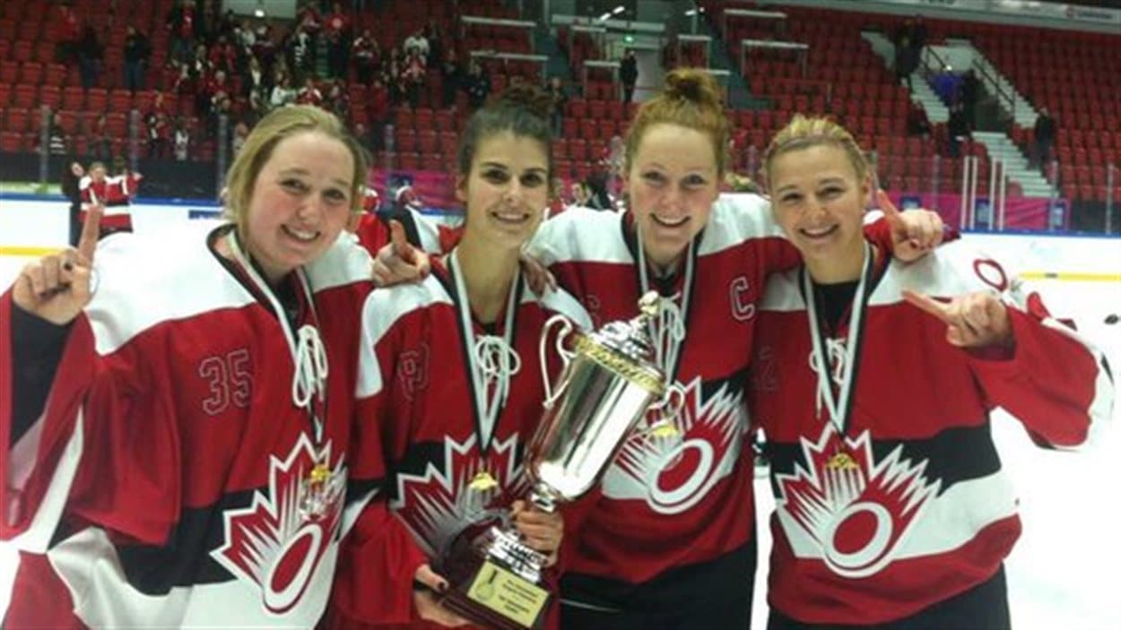 Les Manitobaines Ryann Bannerman, Talia Gallant, Keyona Tomiuk et Sam Renooy font partie de l'équipe canadienne qui a remporté le Championnat junior de la ringuette, à Helsinki, le 3 janvier 2016.