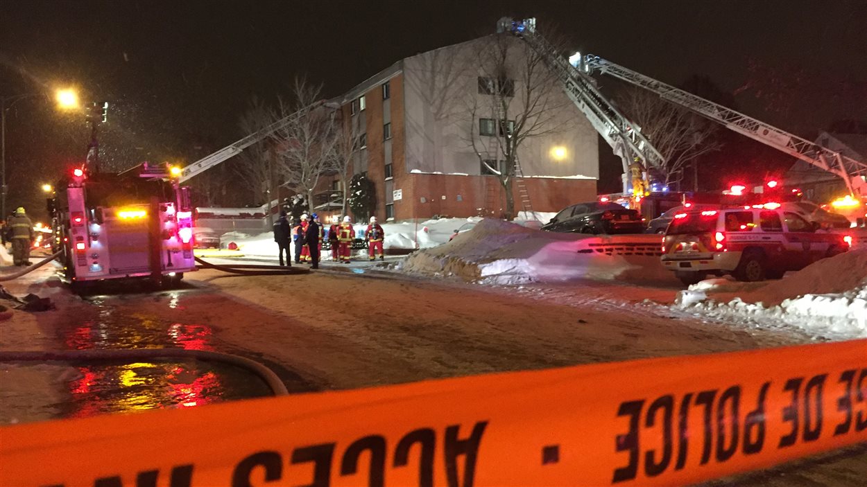 La grande échelle des pompiers n'a pu se déployer.