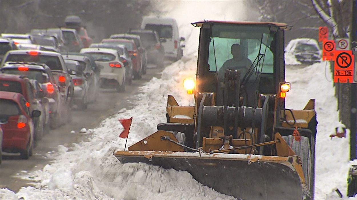 Le déneigement devrait se terminer mercredi soir à Montréal.
