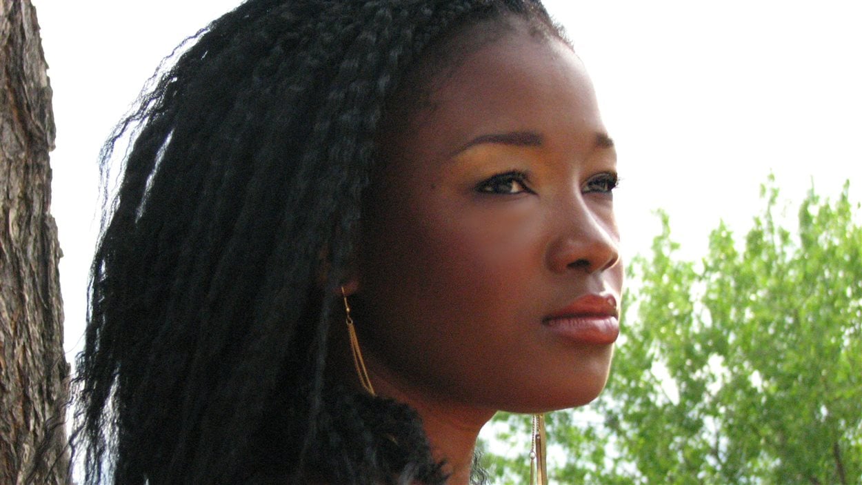 Kelly Bado, auteure-compositrice-interprète