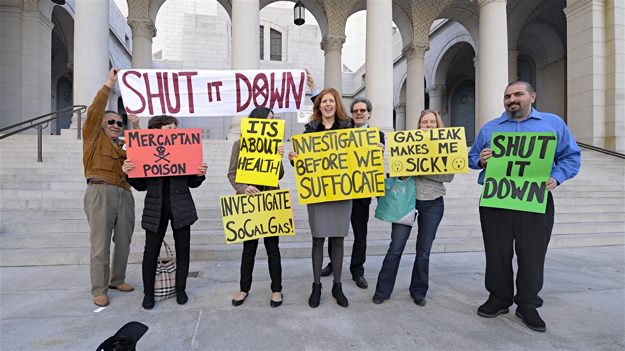 Des manifestants demandent la fermeture du puit de la Southern California Gas devant l'hôtel de ville de Los Angeles.